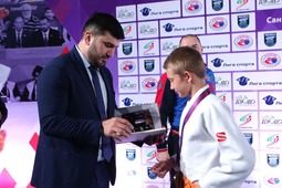 Тагир Хайбулаев награждает участников соревнований