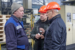 Начальник Цеха №3 Дмитрий Мелехин рассказал гостям завода об уникальной продукции Сосногорского ГПЗ