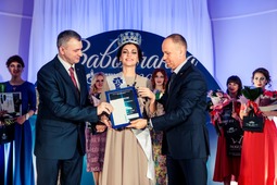 Директор завода Андрей Дорощук и председатель профкома Алексей Иванцов награждают победительницу конкурса
