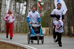 Любава — самый маленький участник забега (в коляске) со своим отцом Дмитрием Куприяновым