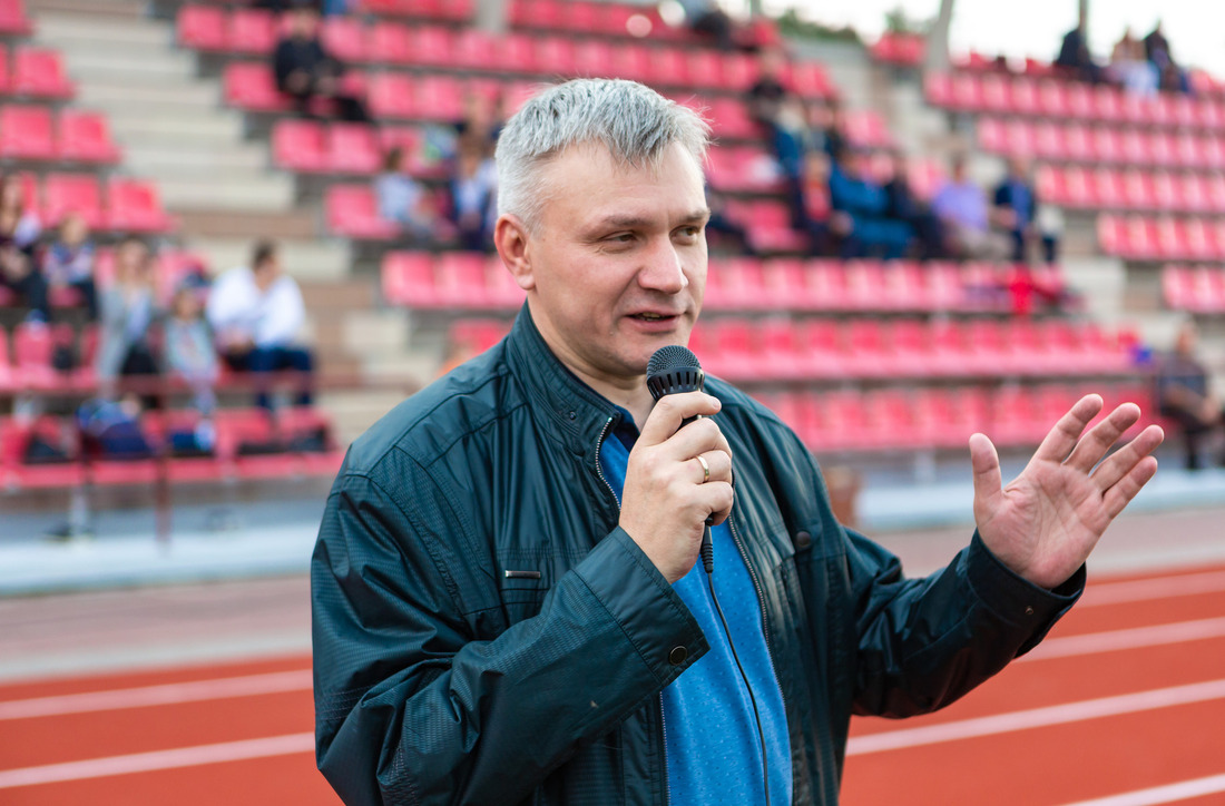 Андрей Дорощук приветсвует участников игры