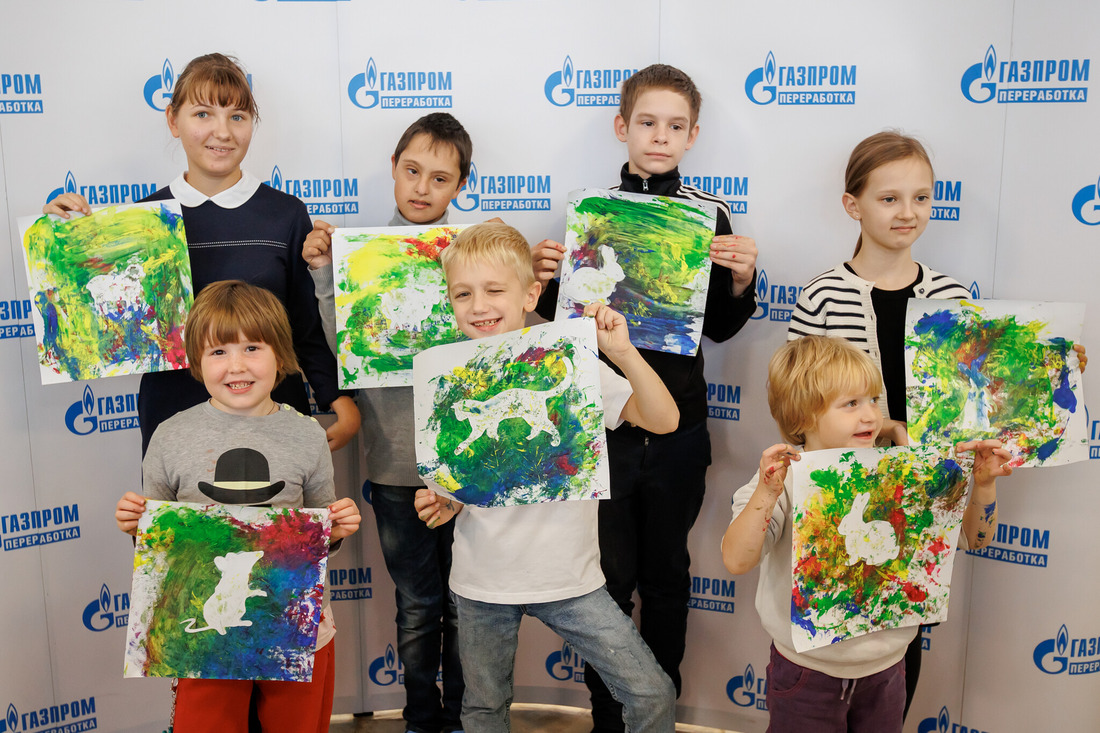 Участники мастер-класса по живописи, организованном компанией "Газпром переработка"