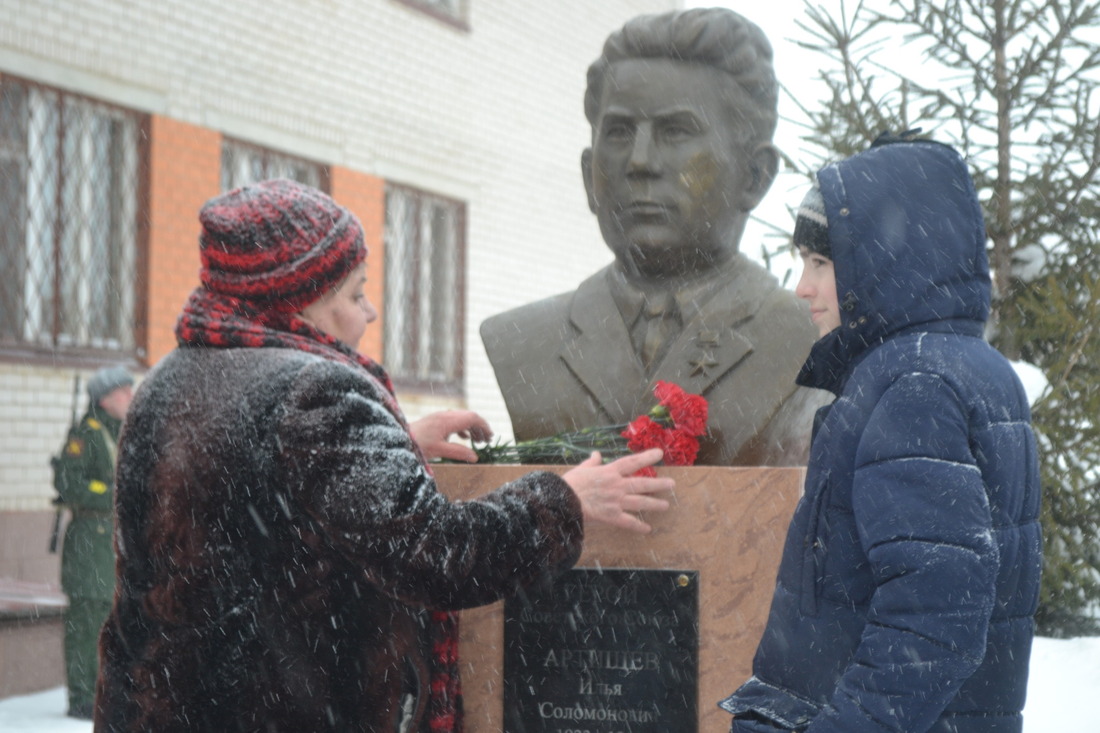 Бюст открыли дочь и правнук Героя