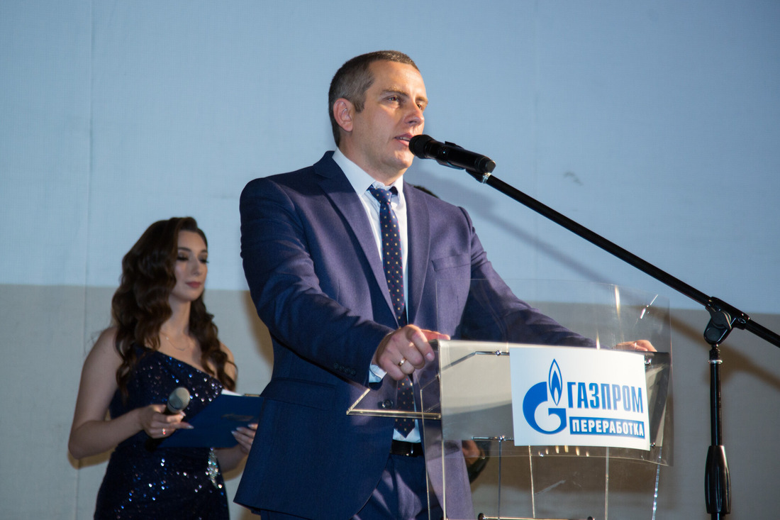С праздником коллектив поздравил заместитель директора завода Дмитрий Лысиков