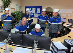 Контроль параметров технологического режима членами комиссии  в операторной газофракционирующей установки Сургутского ЗСК