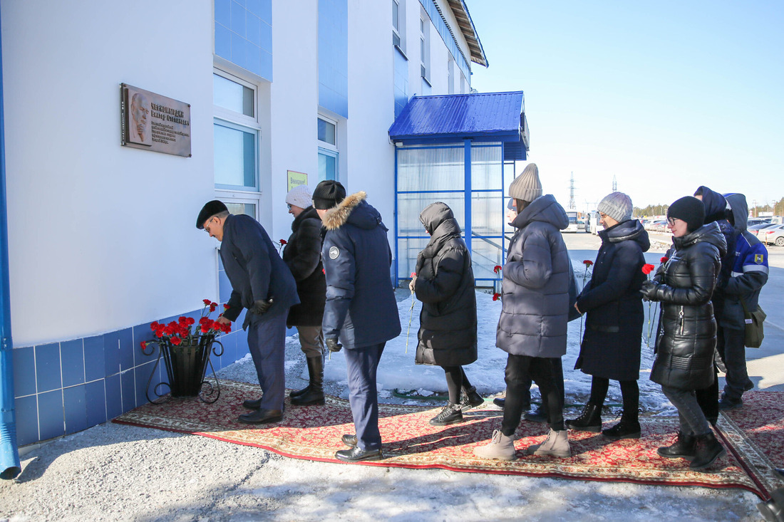 Возложение цветов к мемориальной табличке на Сургутском ЗСК