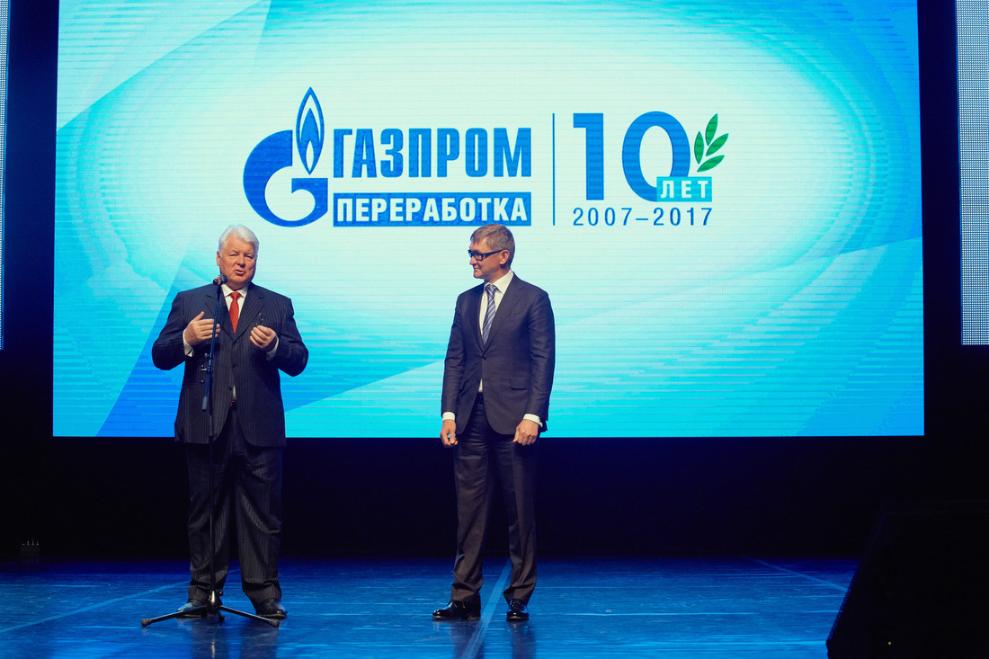 Заместитель председателя правления ПАО «Газпром» Валерий Голубев (слева) поздравляет коллектив ООО "Газпром переработка" с 10-летием компании. Поздравления принимает генеральный директор Марат Гараев (справа)