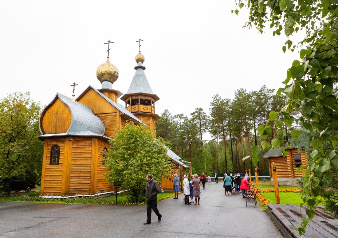 На территории храма