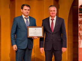 Алексей Забазлаев вручает награду Игорю Руденко, заместителю главного инженера Сургутского ЗСК