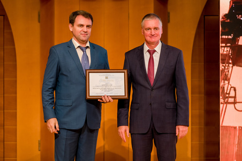 Алексей Забазлаев вручает награду Игорю Руденко, заместителю главного инженера Сургутского ЗСК