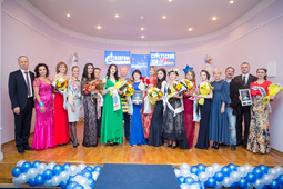 Участницы и члены жюри конкурса "Заводчанка — 2015"