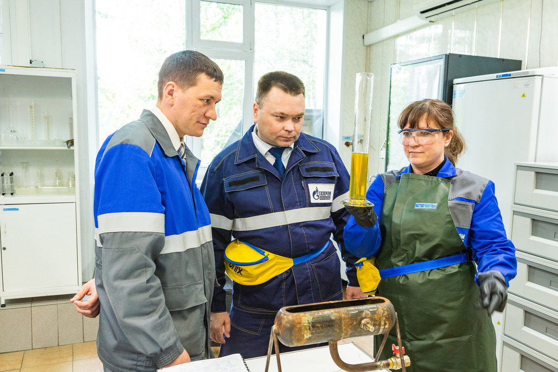 Подготовка пробы для экспериментальных работ со стабильным конденсатом в центральной заводской лаборатории Сургутского ЗСК. Слева-направо Антон Стуков, Сергей Иванов, Галина Валова