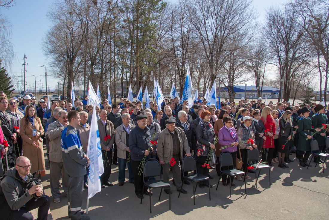 Участники митинга на Оренбургском ГПЗ — представители регионального правительства, жители села Черный Отрог, друзья и родственники Виктора Черномырдина, сотрудники "Газпром переработки" и ветераны производства