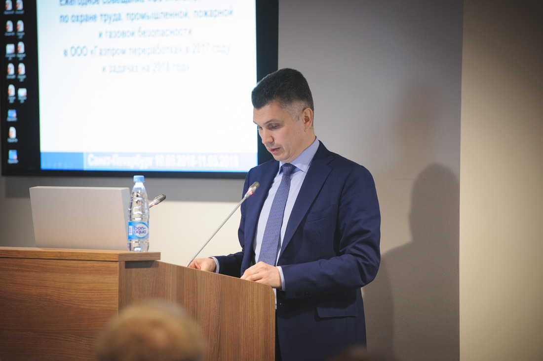 Айрат Ишмурзин — главный инженер ООО "Газпром переработка" зачитывает доклад об итогах работы Общества за 2017 год