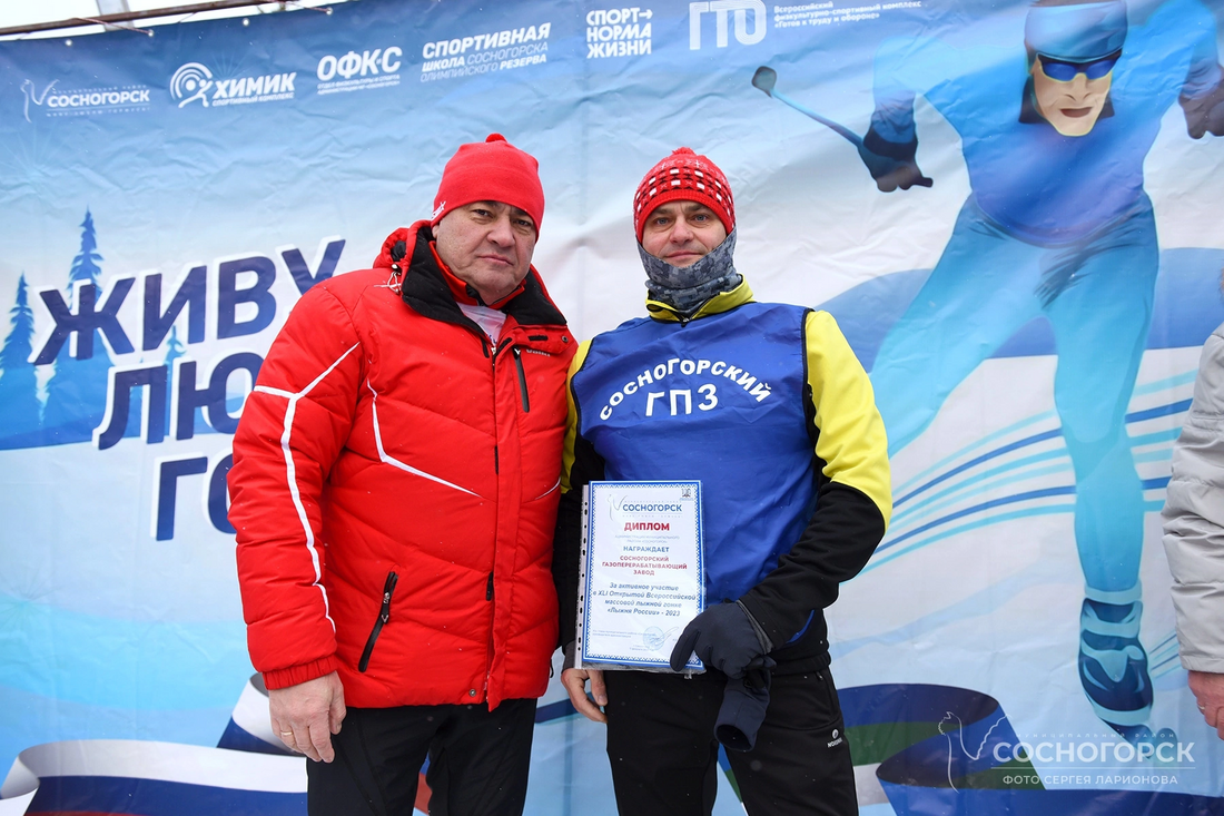 Дмитрий Базуто получил награду из рук исполняющего обязанности главы района Ильдара Махмутова