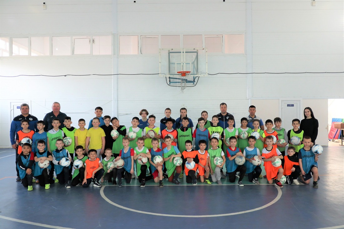 С начала года футболисты посетили более 17 школ в семи районах Астраханской области