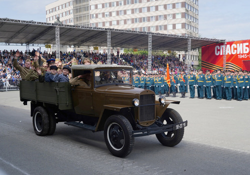 Ретро-автомобиль стал одним из "героев" парада
