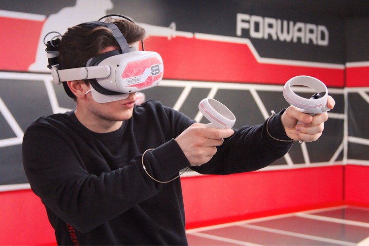 Ребята соревновались друг с другом в командных играх в VR-очках