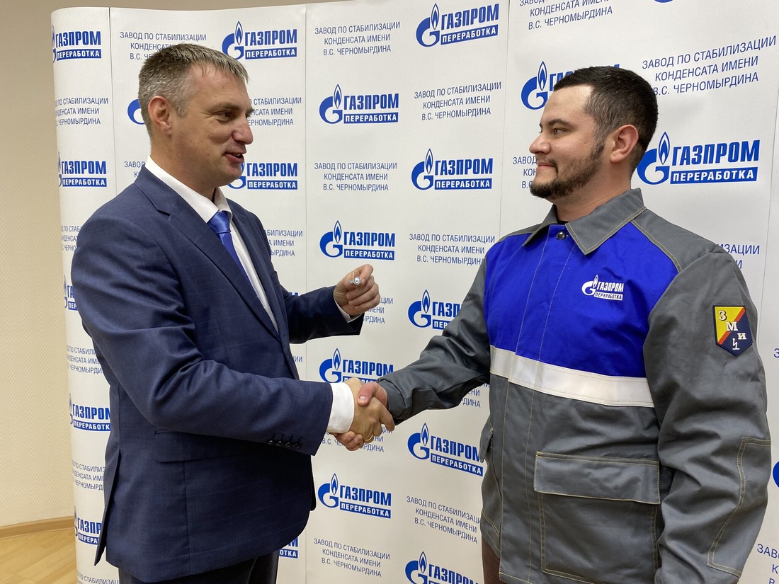 Александр Белоусов награждает Александра Черемисина, начальника газофракционирующей установки