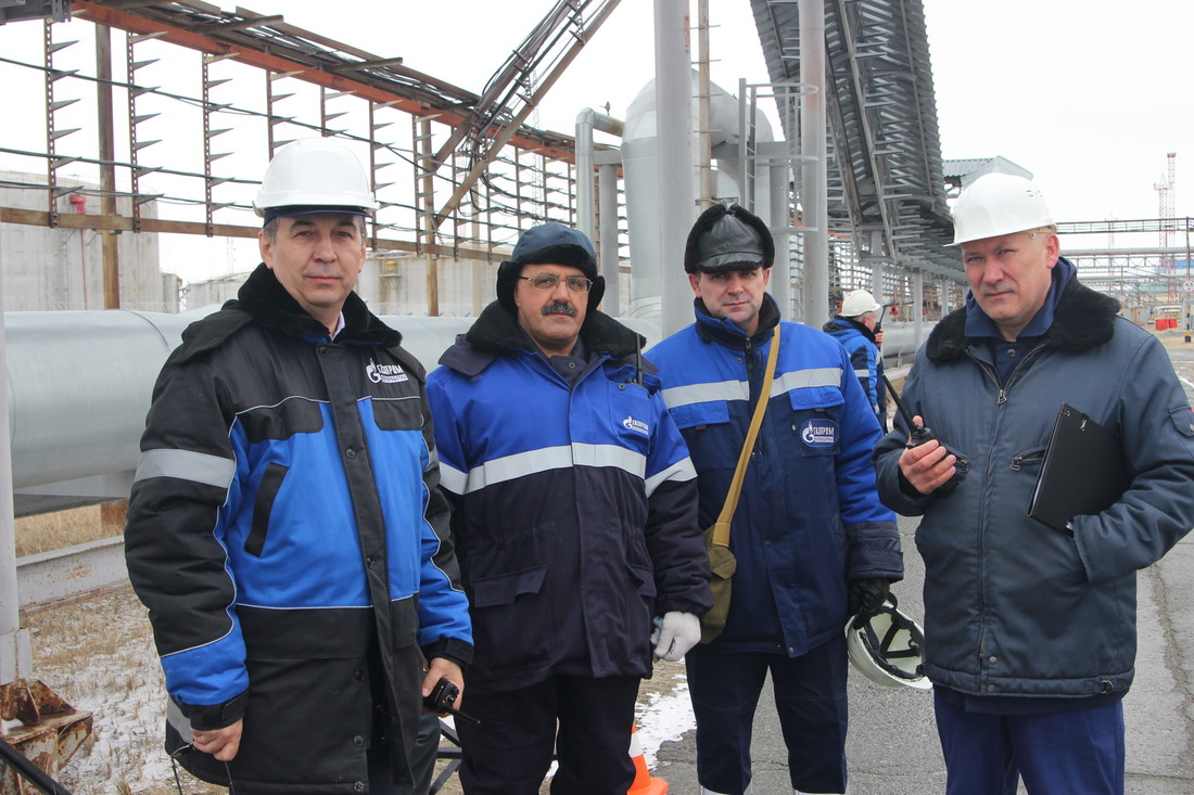 Руководитель учений — главный инженер завода Сергей Талалаев (справа) и представители штаба руководства учений