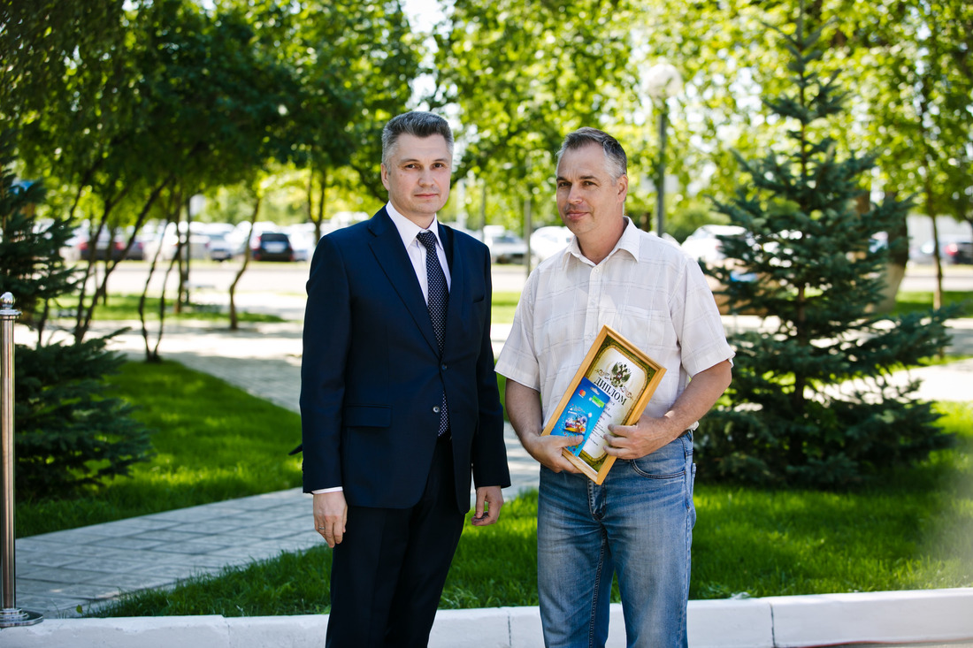 Айрат Ишмурзин вручил награду лучшему электросварщику Алексею Калименеву