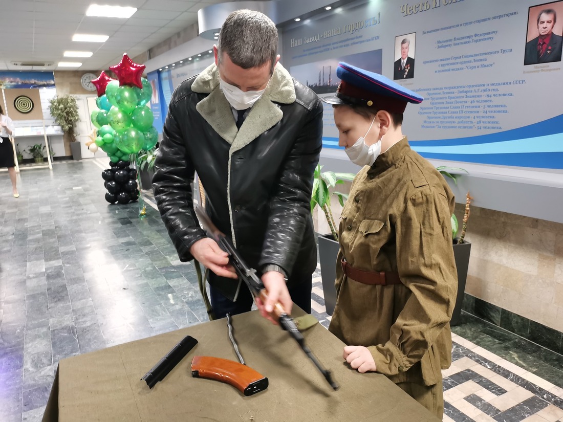 Выставка образцов оружия и военного обмундирования