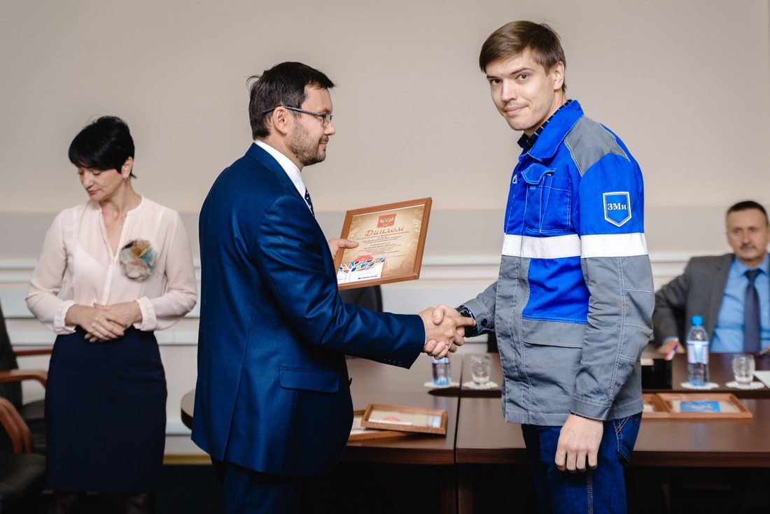 Главный технолог завода Рустам Хабибуллин поздравляет с победой в номинации Артема Бродовщука