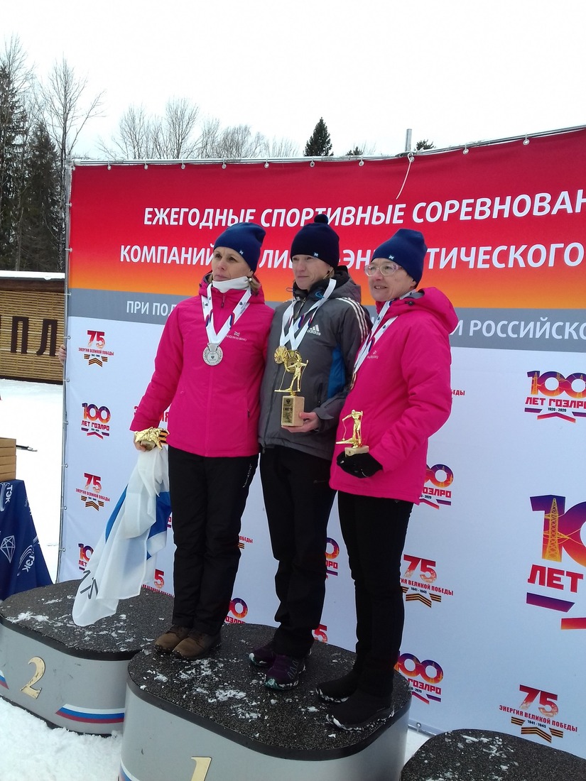 Людмила Удалова (в центре) — двукратная победительница лыжных гонок