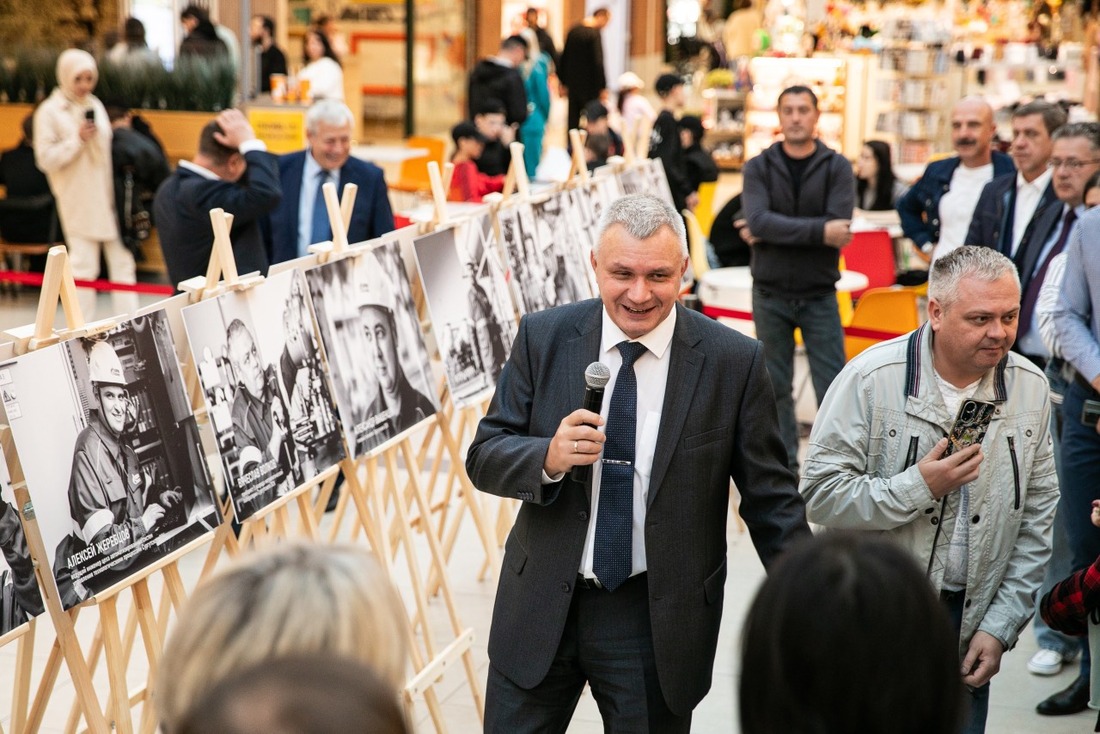 Директор завода Андрей Дорощук представляет участников фотопроекта