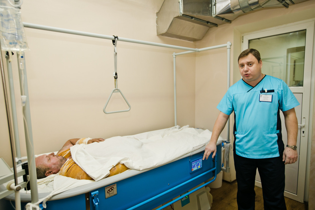 Врач ожогового отделения Алексей Никитин контролирует работу кровати