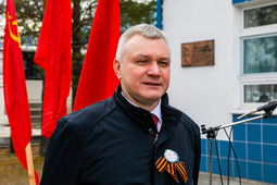 Директор завода Андрей Дорощук поздравляет участников праздничного мероприятия с 80-летием Победы