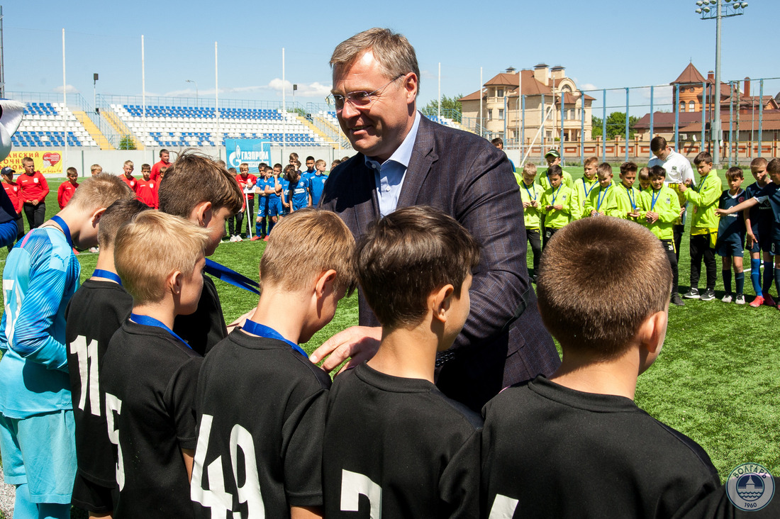 Церемонию награждения заключительного дня турнира провел губернатор Астраханской области Игорь Бабушкин