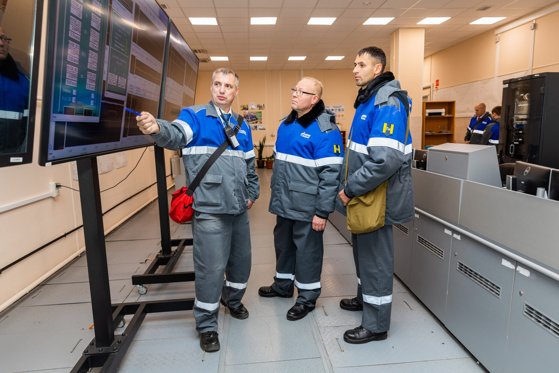 Представители центра в операторной Установки по стабилизации конденсата (УСК-3) Сургутского ЗСК