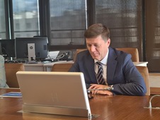 Дмитрий Пономарев принимает участие в совещании