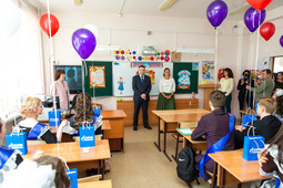 Представители Сургутского ЗСК с учащимися "Газпром класса"