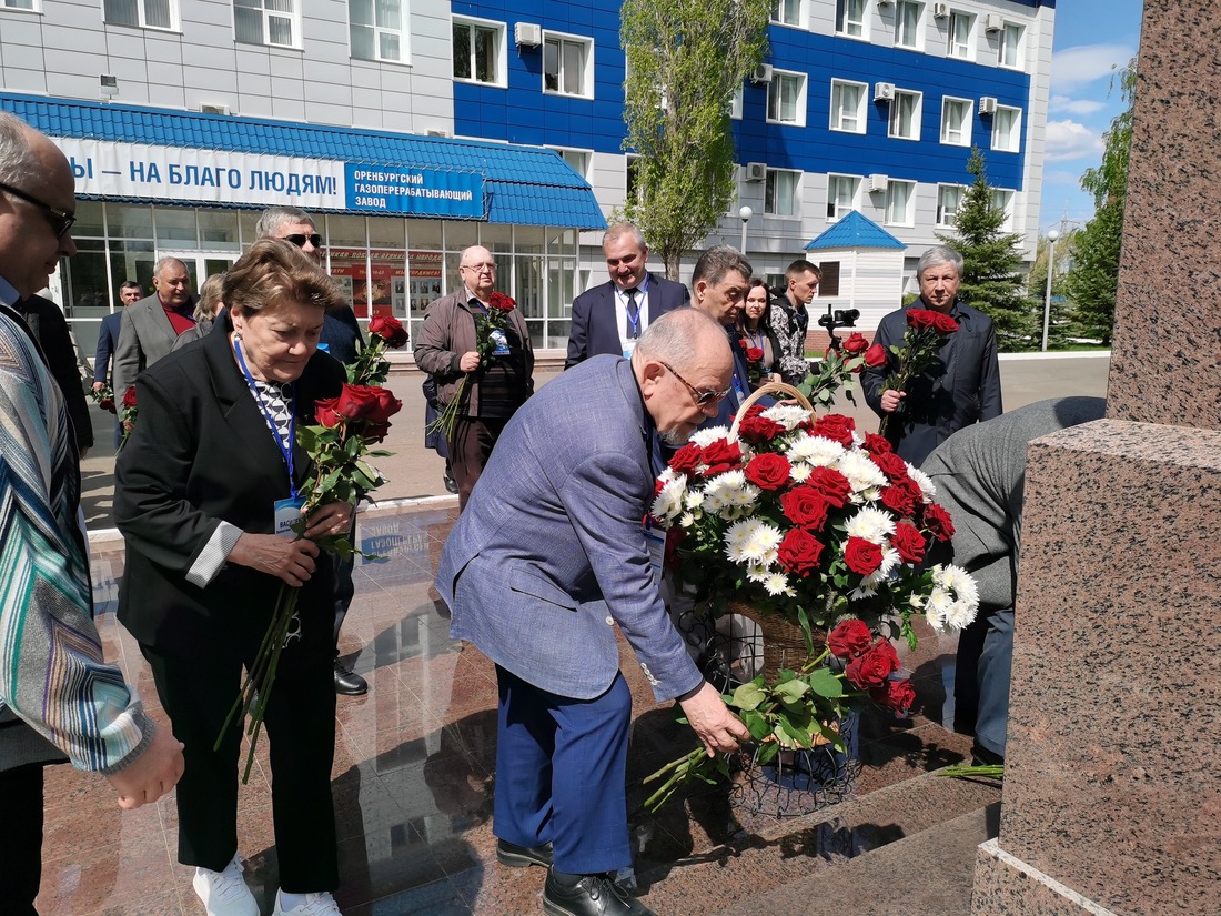 Ветераны ПАО "Газпром" возложили цветы к памятнику В.С. Черномырдину