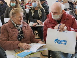 «Газпром переработка» поздравила пенсионеров с Международным днем пожилого человека