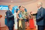 Председатель жюри надевает корону Заводчанке — 2014