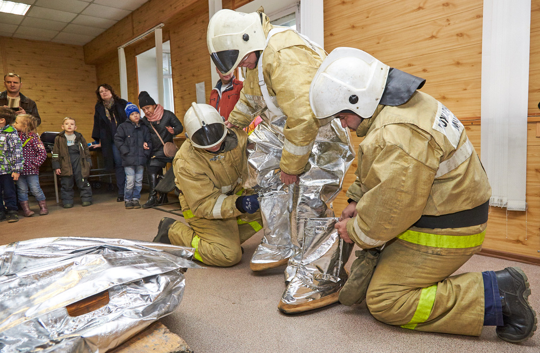 Пожарные продемонстрировали специальную защитную одежду, оборудование и спецтехнику, с которыми они работают