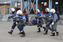 Военизированный газоспасательный отряд Сосногорского ГПЗ отрабатывает вынос пострадавшего