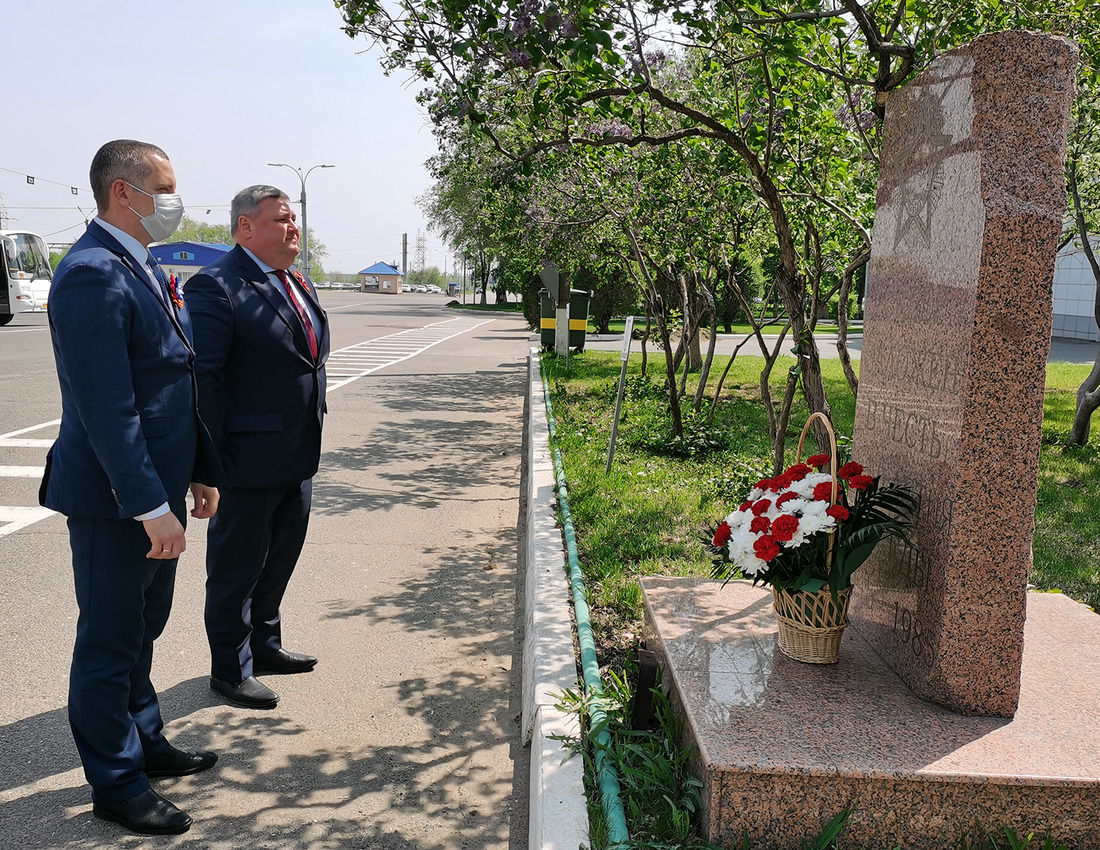 Директор завода Михаил Морозов (справа) и заместитель директора Дмитрий Лысиков возложили цветы к стеле памяти ветеранов