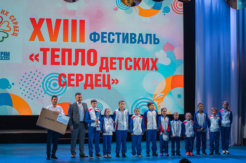Награждение проводит директор Оренбургского гелиевого завода Сергей Молчанов