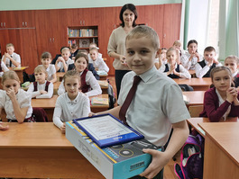 Дмитрий Буянов с подарком от компании "Газпром переработка"