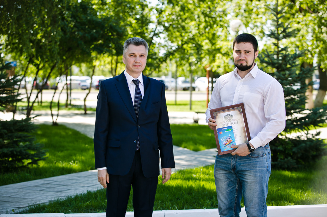 Айрат Ишмурзин вручил награду лучшему машинисту технологических насосов Евгению Богомолову
