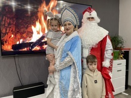 Дед Мороз и Снегурочка поздравили детей работников ЗПКТ