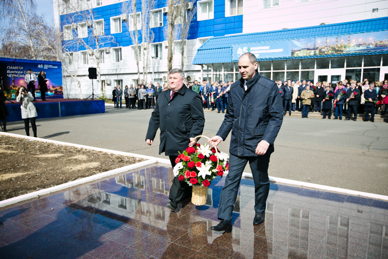 Цветы к памятнику Виктору Черномырдину возложили директор Оренбургского ГПЗ Михаил Морозов и временно исполняющий обязанности губернатора Оренбургской области Денис Паслер