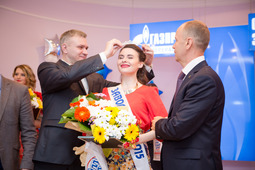 Награждение победительницы конкурса "Заводчанка — 2015" Марии Носковой