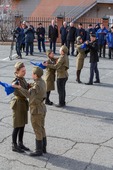 Вальс под песню "Голубой платочек" танцуют представители СМУС Сургутского ЗСК и участницы ежегодного корпоративного конкурса "Заводчанка"
