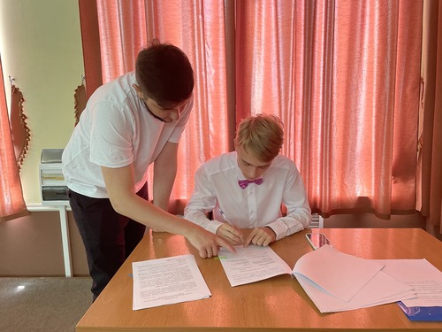 Дмитрий Хомяков подписывает договор о целевом обучении
