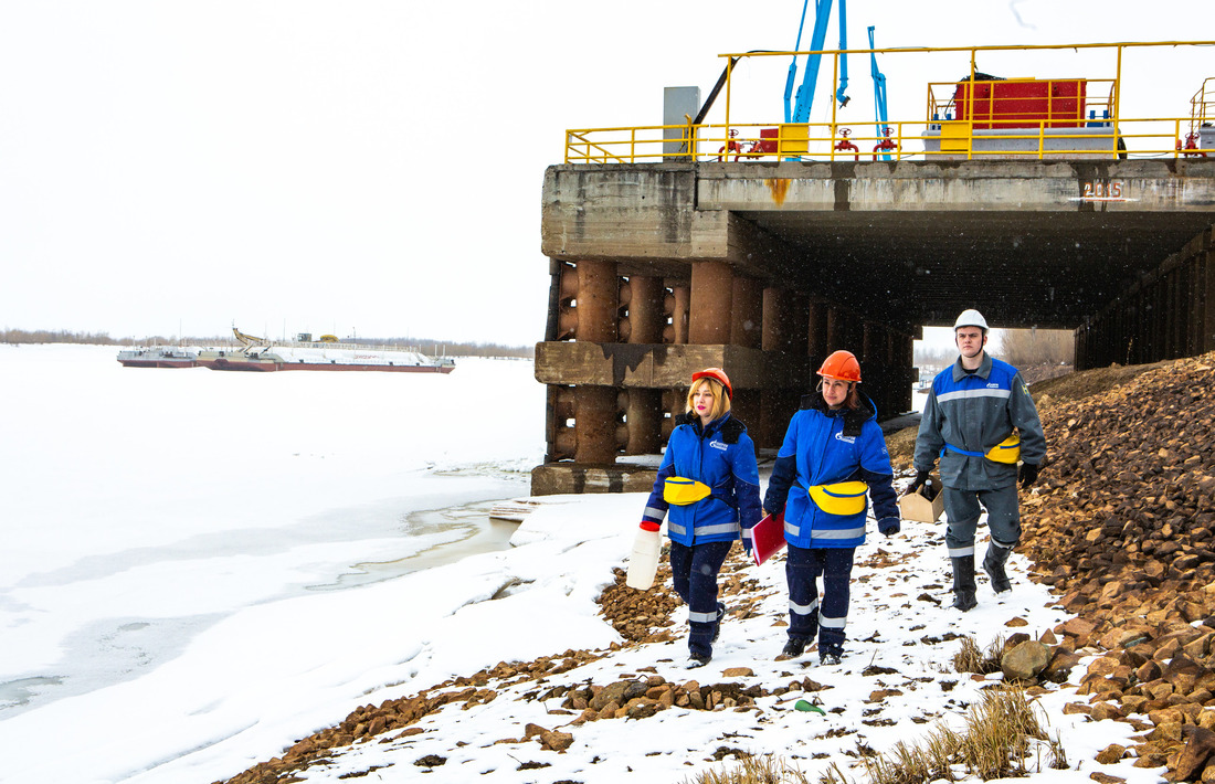 Отбор проб природной воды на причале Сургутского ЗСК